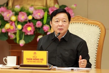 Phó Thủ tướng Chính phủ Trần Hồng Hà phát biểu ý kiến chỉ đạo tại cuộc họp. 