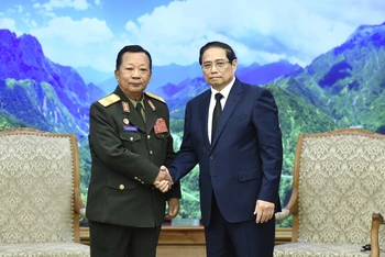Thủ tướng Phạm Minh Chính tiếp Đại tướng Chansamone Chanyalath, Phó Thủ tướng, Bộ trưởng Quốc phòng Lào (Ảnh: Trần Hải). 