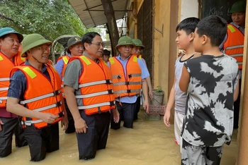 Thủ tướng Phạm Minh Chính đến thị sát, thăm hỏi bà con nhân dân xã Vân Hà, huyện Việt Yên đang bị ngập lụt do nước sông Cầu tràn vào. 