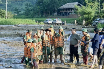 Thủ tướng Phạm Minh Chính thăm hỏi, động viên các cán bộ, chiến sĩ quân đội đang tìm kiếm người mất tích tại Làng Nủ. (Ảnh: TRẦN HẢI)