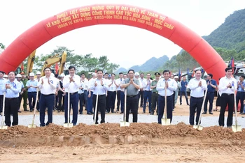 Thủ tướng Phạm Minh Chính và các đồng chí lãnh đạo thực hiện nghi thức khởi công dự án cao tốc Hòa Bình-Mộc Châu. (Ảnh: Trần Hải)