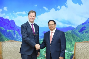 Thủ tướng Phạm Minh Chính và ông Nick Clegg, Chủ tịch phụ trách đối ngoại toàn cầu Tập đoàn Meta. (Ảnh: TRẦN HẢI)