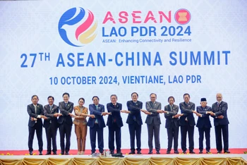 Thủ tướng Phạm Minh Chính và các nhà lãnh đạo tại Hội nghị Cấp cao ASEAN-Trung Quốc lần thứ 27. (Ảnh: Nhật Bắc/VGP)