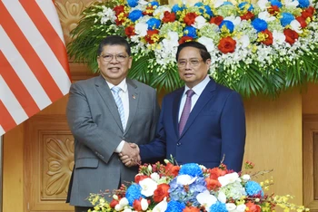 Thủ tướng Phạm Minh Chính và Chủ tịch Hạ viện Malaysia Tan Sri Dato’ Johari bin Abdul. (Ảnh: Trần Hải)