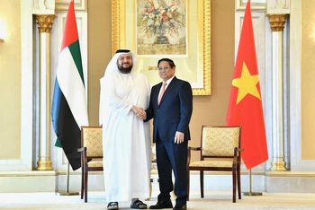 Thủ tướng Chính phủ Phạm Minh Chính và Bộ trưởng Đầu tư UAE Mohammed Bin Hassan Al Suwaidi (Ảnh: Thanh Giang). 