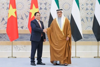 Thủ tướng Phạm Minh Chính và Phó Tổng thống Sheikh Mansour Bin Zayed Al Nahyan tại Lễ đón chính thức. (Ảnh: Nhật Bắc/VGP)