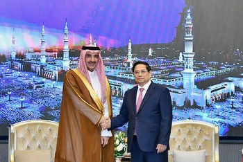 Thủ tướng Phạm Minh Chính và ông Sultan Al-Marshad, Giám đốc Điều hành Quỹ Phát triển Saudi Arabia (SFD). (Ảnh: THANH GIANG). 