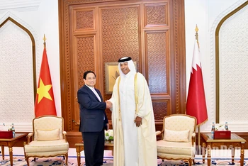 Thủ tướng Phạm Minh Chính bắt tay Chủ tịch Quốc hội Qatar Hassan bin Abdulla Al-Ghanim trong phòng hội kiến. (Ảnh: Thanh Giang)