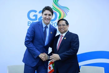 Thủ tướng Phạm Minh Chính gặp Thủ tướng Canada Justin Trudeau (Ảnh: Dương Giang/TTXVN)