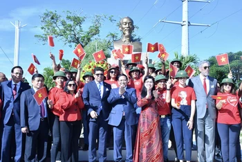 Thủ tướng Phạm Minh Chính và Phu nhân cùng các bạn bè CH Dominica bên Tượng đài Chủ tịch Hồ Chí Minh ở thủ đô Santo Domingo (Ảnh: Thanh Giang). 