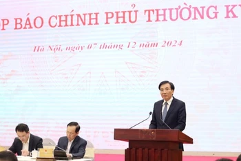 Bộ trưởng, Chủ nhiệm Văn phòng Chính phủ Trần Văn Sơn chủ trì họp báo Chính phủ thường kỳ. (Ảnh: VGP) 