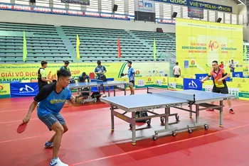 Các vận động viên tập luyện tại Nhà thi đấu thể dục thể thao tỉnh Gia Lai. (Ảnh DUY LINH) 