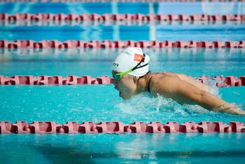 Ngày 5/8, vận động viên Trịnh Thị Bích Như lập kỷ lục môn bơi thứ hai tại ASEAN Para Games 11. (Ảnh THÁI DƯƠNG)
