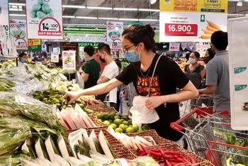 Người tiêu dùng lựa chọn thực phẩm tại siêu thị Big C Thăng Long (Hà Nội). (Ảnh NGUYỄN TRANG)