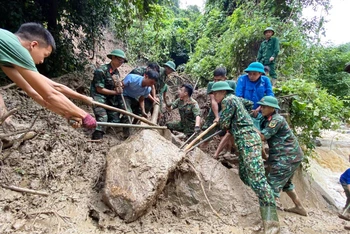 Bộ đội Trung đoàn 764 bẩy đá, xử lý đường ống dẫn nước sinh hoạt về cho thị trấn Mường Xén.