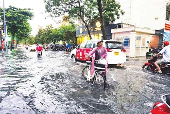 Nhiều tuyến đường tại thành phố Thủ Đức, Thành phố Hồ Chí Minh bị ngập nặng mỗi khi mưa, triều cường. (Ảnh TÙNG QUANG)