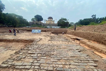 Sân thiết triều thời Lê Trung hưng hiển lộ sau khi bóc đi lớp đất dày hơn 1m tại Hoàng thành Thăng Long. 