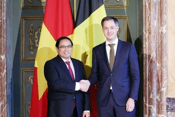 Thủ tướng Chính phủ Phạm Minh Chính và Thủ tướng Vương quốc Bỉ Alexander De Croo. (Ảnh: TTXVN) 