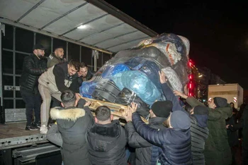 Hàng cứu trợ các nạn nhân động đất được đưa lên xe tải ở Berlin, Đức. (Ảnh AP)