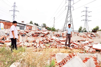 Cưỡng chế phá dỡ 16 phòng trọ xây trái phép dưới đường dây điện cao áp ở thị trấn Hiệp Phước, huyện Nhơn Trạch.