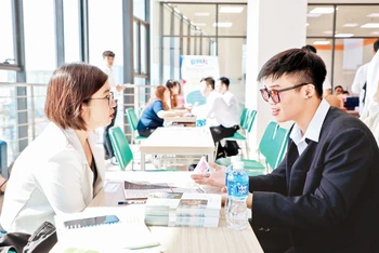 Sinh viên Trường đại học Kinh tế-Tài chính Thành phố Hồ Chí Minh được trao nhiều cơ hội thực hành, trải nghiệm tại các ngày hội việc làm.