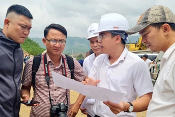 Lãnh đạo Tập đoàn Đèo Cả thông tin với báo chí tình hình thực hiện dự án Quảng Ngãi-Hoài Nhơn.