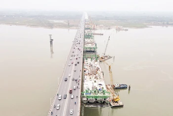 Dự án cầu Vĩnh Tuy giai đoạn 2 đang được khẩn trương thi công để hoàn thành vào tháng 9/2023.