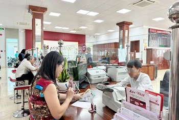 Khách hàng giao dịch tại Ngân hàng Agribank chi nhánh Chư Prông (Gia Lai).