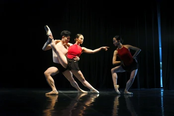 Vở diễn tôn vinh vẻ đẹp của tranh dân gian Đông Hồ qua ngôn ngữ của nghệ thuật ballet kết hợp múa dân gian và múa đương đại. (Ảnh VNOB)