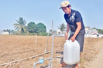 Ông Trương Tấn Lộc, xã Tân Điền, huyện Gò Công Đông (Tiền Giang) lấy nước miễn phí từ vòi nước công cộng.