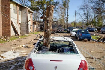 Xe cộ bị hư hại do lốc xoáy tại bang Arkansas của Mỹ. (Ảnh REUTERS)