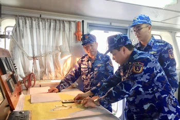 Cán bộ Bộ Tư lệnh Cảnh sát biển kiểm tra phương án tuần tra, kiểm soát trên tàu Cảnh sát biển 4039.