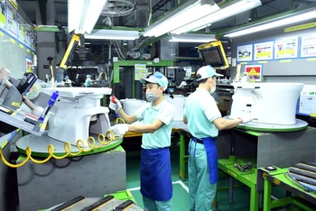 Sản xuất thiết bị vệ sinh tại Công ty TOTO Việt Nam (FDI Nhật Bản) trong Khu công nghiệp Thăng Long, Hà Nội. (Ảnh MINH HÀ)