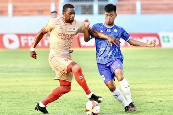 Công an Hà Nội "lội ngược dòng" thắng Khánh Hòa (áo xanh) 3-1.
