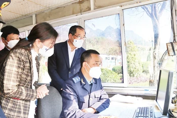 Đại diện lãnh đạo UBND tỉnh Lạng Sơn kiểm tra nền tảng cửa khẩu số tại Cửa khẩu quốc tế Hữu Nghị, Cao Lộc (Lạng Sơn).
