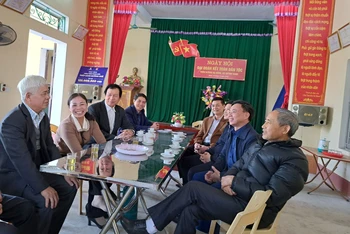 Các đảng viên Chi bộ thôn Bương Hạ Đông, xã Quỳnh Ngọc, huyện Quỳnh Phụ trao đổi kinh nghiệm trong vận động, tuyên truyền xây dựng mô hình chi bộ kiểu mẫu.