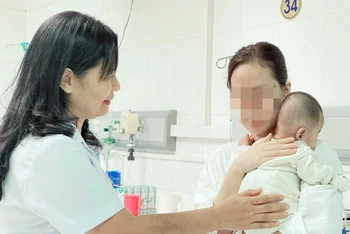 Bác sĩ Bệnh viện Hữu nghị Việt Đức thăm khám sức khỏe bệnh nhi sau ca phẫu thuật.