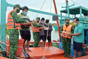 Bộ đội Biên phòng tỉnh Kiên Giang tuyên truyền, vận động ngư dân không đánh bắt thủy sản kiểu tận diệt. (Ảnh TIẾN VINH)