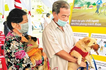 Người dân Bến Tre đưa vật nuôi đến cơ sở thú y tiêm vắc-xin phòng bệnh dại.