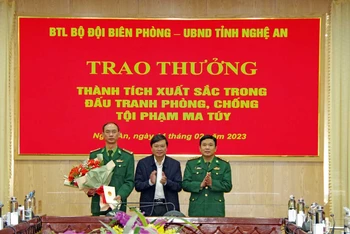 Lãnh đạo UBND tỉnh Nghệ An trao thưởng cho lãnh đạo Bộ đội Biên phòng tỉnh Nghệ An và Ban chuyên án lập thành tích xuất sắc trong đấu tranh phòng, chống tội phạm ma túy.