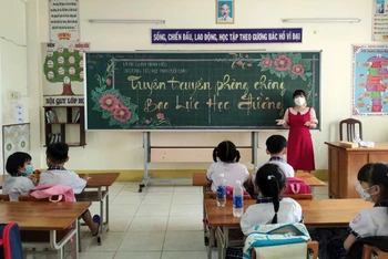 Giờ học ngoại khóa tuyên truyền phòng, chống bạo lực học đường tại Trường tiểu học Phan Bội Châu, quận Ninh Kiều, thành phố Cần Thơ. (Ảnh HOÀI THU)