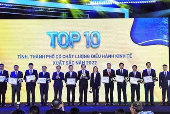 Chủ tịch VCCI Phạm Tấn Công trao chứng nhận cho tốp 10 địa phương dẫn đầu bảng xếp hạng PCI năm 2022. (Ảnh MINH DŨNG)