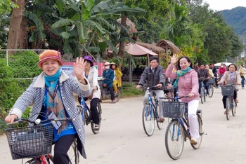 Người dân thôn Thái Lai (xã Hòa Nhơn) trải nghiệm tour xe đạp trong buổi học tập thực tế về làm du lịch cộng đồng tại thôn Nam Yên, xã Hòa Bắc (cùng huyện Hòa Vang, thành phố Đà Nẵng).