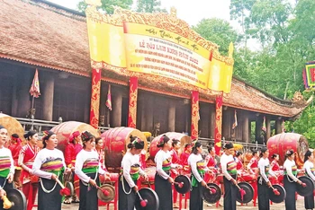 Biểu diễn cồng chiêng tại lễ hội truyền thống Lam Kinh.