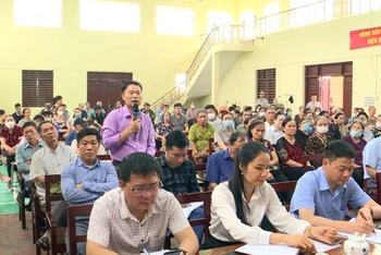 Người dân tại buổi đối thoại với lãnh đạo Ủy ban nhân dân thành phố Bắc Ninh về mặt bằng dự án đường vành đai 4.
