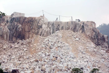 Mỏ khai thác đá tại núi Chuông, xã Tân Lĩnh, huyện Lục Yên, tỉnh Yên Bái. (Ảnh THANH SƠN)