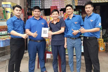 Huyện đoàn Triệu Sơn giúp các hộ kinh doanh thực hiện mô hình thanh toán không dùng tiền mặt.