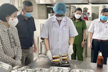 Kiểm tra công tác bảo đảm an toàn thực phẩm tại bếp ăn bán trú trên địa bàn quận Nam Từ Liêm, Hà Nội. (Ảnh: THU TRANG)