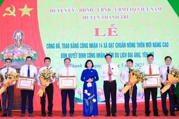 Phó Bí thư Thường trực Thành ủy Hà Nội Nguyễn Thị Tuyến trao Bằng công nhận xã đạt chuẩn nông thôn mới nâng cao cho các xã của huyện Thanh Trì.