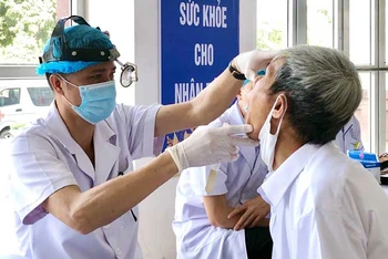 Các cán bộ y, bác sĩ thăm khám sức khỏe miễn phí cho người dân trên địa bàn huyện Mê Linh.